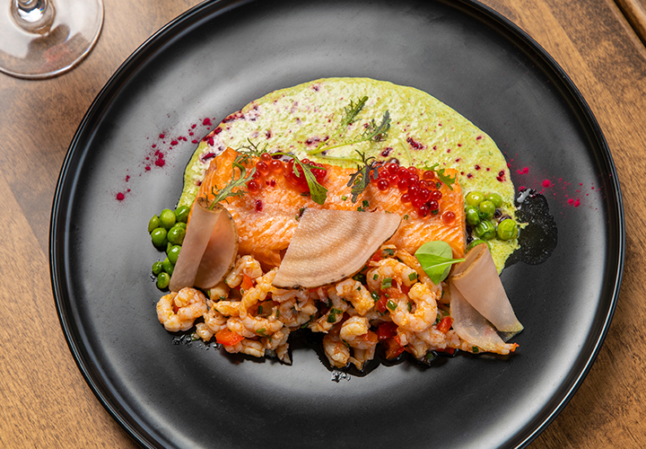 Une mariée entourée de ses meilleures amies dans une belle luminosité.